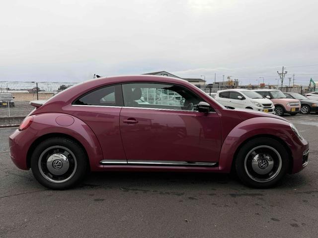 ザ・ビートル ハッシュタグピンクビートル　３００台限定車　スマートキー　専用カラー　専用タータンチェック柄シート　純正ナビＴＶ　ＥＴＣ（7枚目）