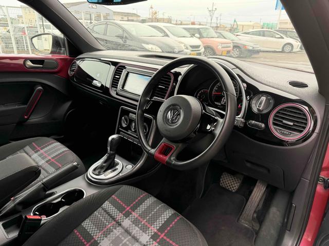 ザ・ビートル ハッシュタグピンクビートル　３００台限定車　スマートキー　専用カラー　専用タータンチェック柄シート　純正ナビＴＶ　ＥＴＣ（10枚目）