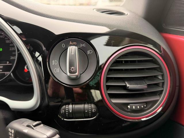 ザ・ビートル ハッシュタグピンクビートル　３００台限定車　スマートキー　専用カラー　専用タータンチェック柄シート　純正ナビＴＶ　ＥＴＣ（22枚目）