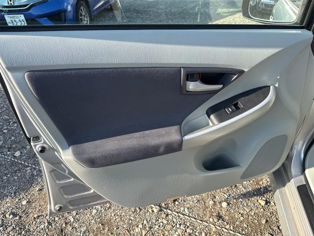プリウス Ｓ　ＥＴＣ　バックカメラ　ナビ　ＴＶ　アルミホイール　オートライト　ＣＶＴ　スマートキー　電動格納ミラー　盗難防止システム　ＣＤ　ＤＶＤ再生　ミュージックプレイヤー接続可　Ｂｌｕｅｔｏｏｔｈ（31枚目）