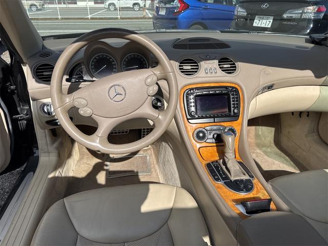 ＳＬ ＳＬ３５０　オープンカー　左ハンドル　ナビ　クリアランスソナー　オートクルーズコントロール　オートライト　ＨＩＤ　ヘッドライトウォッシャー　ＡＴ　キーレスエントリー　電動格納ミラー　シートヒーター　アルミホイール（8枚目）