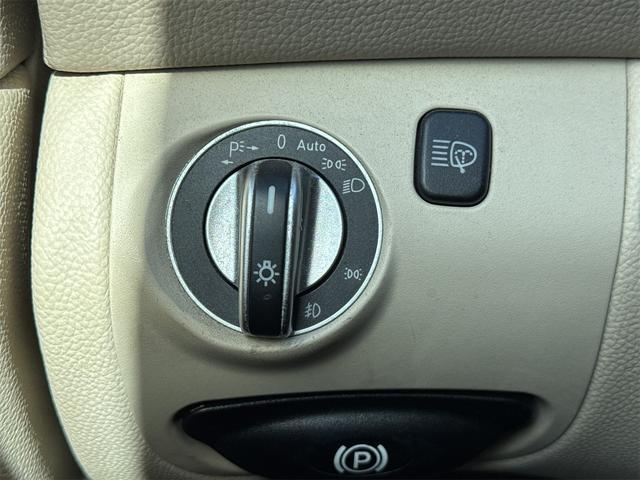 ＳＬ ＳＬ３５０　オープンカー　左ハンドル　ナビ　クリアランスソナー　オートクルーズコントロール　オートライト　ＨＩＤ　ヘッドライトウォッシャー　ＡＴ　キーレスエントリー　電動格納ミラー　シートヒーター　アルミホイール（11枚目）