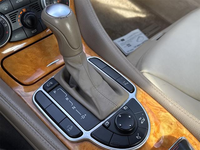 ＳＬ ＳＬ３５０　オープンカー　左ハンドル　ナビ　クリアランスソナー　オートクルーズコントロール　オートライト　ＨＩＤ　ヘッドライトウォッシャー　ＡＴ　キーレスエントリー　電動格納ミラー　シートヒーター　アルミホイール（12枚目）