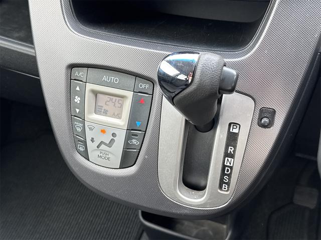 必ず使用するシフトレバー。確りと確認したいですね。