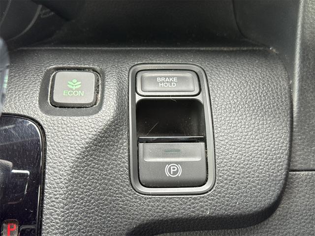 停止中にブレーキペダルを踏んでいなくてもブレーキが維持できる、ブレーキホールド付!