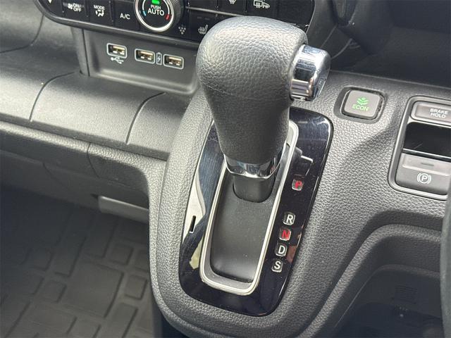 シフトレバー。ぜひ一度お客様の目で確認してください。