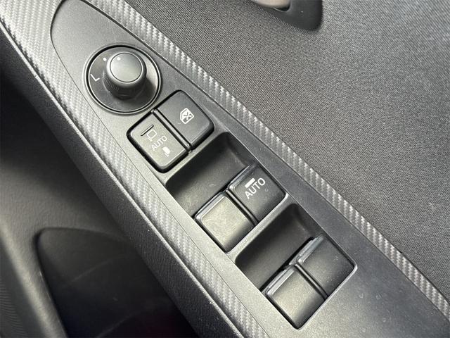 �p���[�E�B���h�E�̃X�C�b�`�ł���B�^�]�Ȃɋ��Ȃ��瑋���J���߂̃R���g���[���ł��܂���B