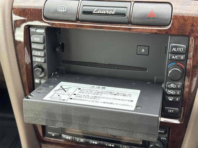 ローレル メダリスト　セレンシア　ＮＡＶＩエディション　フルノーマル車　タイミングベルト交換渡　オートライト　キーレスエントリー　電動格納ミラー　パワーシート　ＣＤ　ミュージックプレイヤー接続可　衝突安全ボディ　ＡＢＳ　エアコン　パワーステアリング（12枚目）