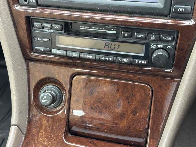 ローレル メダリスト　セレンシア　ＮＡＶＩエディション　フルノーマル車　タイミングベルト交換渡　オートライト　キーレスエントリー　電動格納ミラー　パワーシート　ＣＤ　ミュージックプレイヤー接続可　衝突安全ボディ　ＡＢＳ　エアコン　パワーステアリング（13枚目）