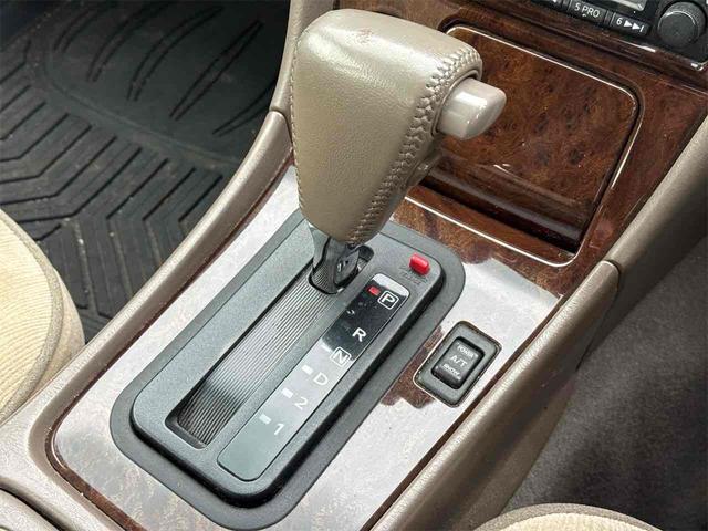 ローレル メダリスト　セレンシア　ＮＡＶＩエディション　フルノーマル車　タイミングベルト交換渡　オートライト　キーレスエントリー　電動格納ミラー　パワーシート　ＣＤ　ミュージックプレイヤー接続可　衝突安全ボディ　ＡＢＳ　エアコン　パワーステアリング（14枚目）