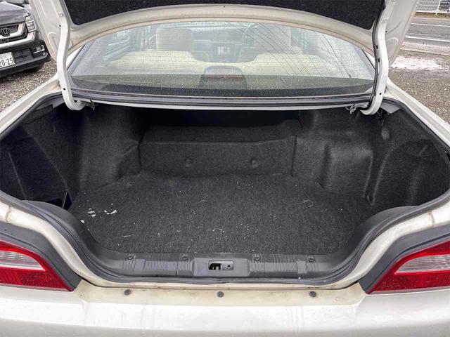 ローレル メダリスト　セレンシア　ＮＡＶＩエディション　フルノーマル車　タイミングベルト交換渡　オートライト　キーレスエントリー　電動格納ミラー　パワーシート　ＣＤ　ミュージックプレイヤー接続可　衝突安全ボディ　ＡＢＳ　エアコン　パワーステアリング（25枚目）