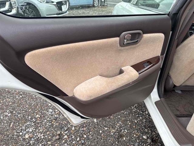 ローレル メダリスト　セレンシア　ＮＡＶＩエディション　フルノーマル車　タイミングベルト交換渡　オートライト　キーレスエントリー　電動格納ミラー　パワーシート　ＣＤ　ミュージックプレイヤー接続可　衝突安全ボディ　ＡＢＳ　エアコン　パワーステアリング（27枚目）