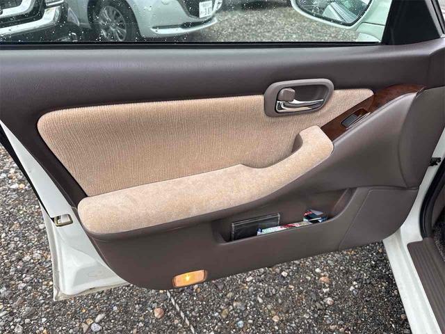 ローレル メダリスト　セレンシア　ＮＡＶＩエディション　フルノーマル車　タイミングベルト交換渡　オートライト　キーレスエントリー　電動格納ミラー　パワーシート　ＣＤ　ミュージックプレイヤー接続可　衝突安全ボディ　ＡＢＳ　エアコン　パワーステアリング（32枚目）