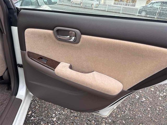 ローレル メダリスト　セレンシア　ＮＡＶＩエディション　フルノーマル車　タイミングベルト交換渡　オートライト　キーレスエントリー　電動格納ミラー　パワーシート　ＣＤ　ミュージックプレイヤー接続可　衝突安全ボディ　ＡＢＳ　エアコン　パワーステアリング（34枚目）