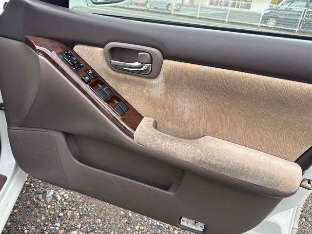 ローレル メダリスト　セレンシア　ＮＡＶＩエディション　フルノーマル車　タイミングベルト交換渡　オートライト　キーレスエントリー　電動格納ミラー　パワーシート　ＣＤ　ミュージックプレイヤー接続可　衝突安全ボディ　ＡＢＳ　エアコン　パワーステアリング（39枚目）