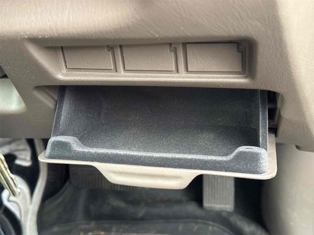 ローレル メダリスト　セレンシア　ＮＡＶＩエディション　フルノーマル車　タイミングベルト交換渡　オートライト　キーレスエントリー　電動格納ミラー　パワーシート　ＣＤ　ミュージックプレイヤー接続可　衝突安全ボディ　ＡＢＳ　エアコン　パワーステアリング（40枚目）