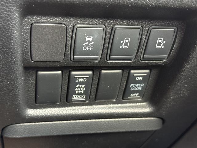 指先ひとつでドアオープン。【ワンアクション両側パワースライドドア】両手がふさがっていても、スイッチひとつでスライドドアが自動解錠＆自動オープンします。