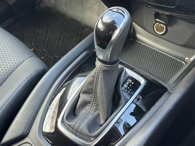 エクストレイル ２０Ｓ　Ｖセレクション　４ＷＤ　バックカメラ　クリアランスソナー　衝突被害軽減システム　ナビ　ＴＶ　オートライト　アルミホイール　スマートキー　アイドリングストップ　電動格納ミラー　シートヒーター　ＣＶＴ　盗難防止システム（12枚目）