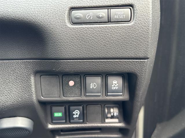 エクストレイル ２０Ｓ　Ｖセレクション　４ＷＤ　バックカメラ　クリアランスソナー　衝突被害軽減システム　ナビ　ＴＶ　オートライト　アルミホイール　スマートキー　アイドリングストップ　電動格納ミラー　シートヒーター　ＣＶＴ　盗難防止システム（13枚目）