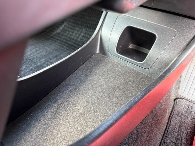 プリウス Ｓ　保証１年　後期型　修復歴無　ディーラー定期点検記録簿　走行９．６万ｋ　Ｂｌｕｅｔｏｏｔｈ　ＥＴＣ　エンジンスターター　寒冷地仕様　業者内装クリーニング　スマートキー　ＥＣＯＦＯＲＭＥ１５インチホイール（33枚目）
