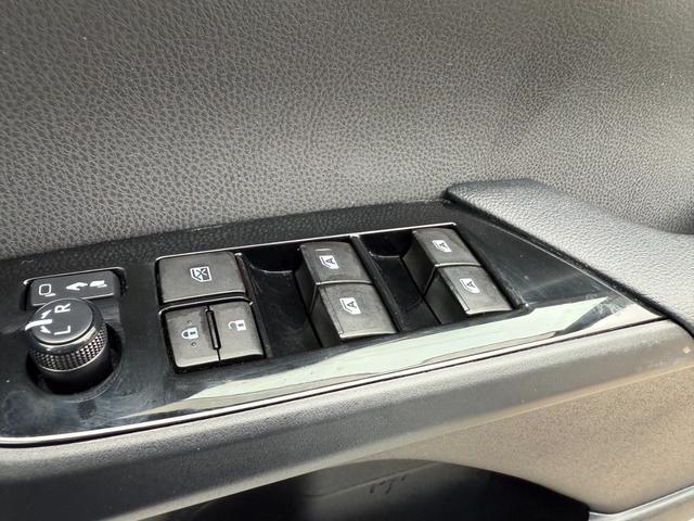 プリウス Ａプレミアム　ツーリングセレクション　保証１年　修復無　走行９．６万ｋ　４ＷＤ　９インチＳＤナビ　Ｂｌｕｅｔｏｏｔｈ　ＴＶ　バックカメラ　ドラレコ　ＥＴＣ　業者内装クリーニング　スマートキー　中部仕入サビ無　シートヒーター　革パワーシート（31枚目）