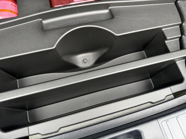 プリウス Ａプレミアム　ツーリングセレクション　保証１年　修復無　走行９．６万ｋ　４ＷＤ　９インチＳＤナビ　Ｂｌｕｅｔｏｏｔｈ　ＴＶ　バックカメラ　ドラレコ　ＥＴＣ　業者内装クリーニング　スマートキー　中部仕入サビ無　シートヒーター　革パワーシート（57枚目）