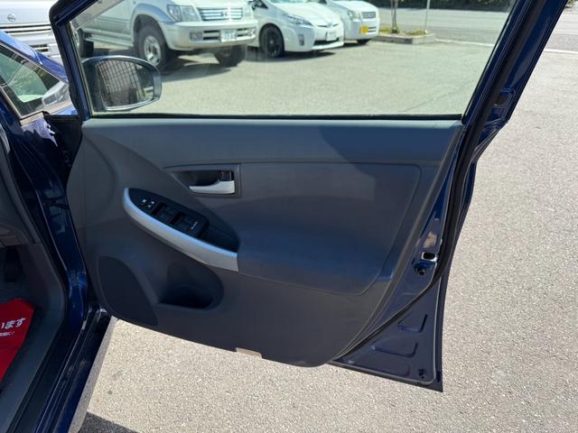 プリウス Ｓ　保証１年　修復歴無し　走行１．８万ｋ　ディーラー点検車　ＨＤＤナビ　Ｂｌｕｅｔｏｏｔｈ　ワンセグＴＶ　車両取説　業者内装クリーニング　スマートキー２個　関東仕入れ　ヨコハマ夏タイヤ　１オーナー（49枚目）
