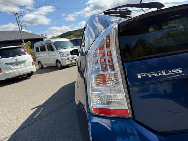 プリウス Ｓ　保証１年　修復歴無し　走行１．８万ｋ　ディーラー点検車　ＨＤＤナビ　Ｂｌｕｅｔｏｏｔｈ　ワンセグＴＶ　車両取説　業者内装クリーニング　スマートキー２個　関東仕入れ　ヨコハマ夏タイヤ　１オーナー（64枚目）