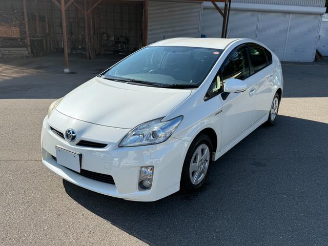 プリウス Ｓ　保証１年　修復歴無し　走行２．５万ｋ　千葉県ディーラー点検車　ＨＤＤナビ　Ｂｌｕｅｔｏｏｔｈ　ワンセグＴＶ　バックカメラ　ＥＴＣ　車両取説　業者内装クリーニング　スマートキー２つ　関東仕入れサビ無し（3枚目）