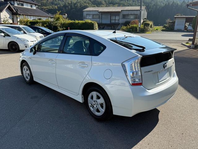 プリウス Ｓ　保証１年　修復歴無し　走行２．５万ｋ　千葉県ディーラー点検車　ＨＤＤナビ　Ｂｌｕｅｔｏｏｔｈ　ワンセグＴＶ　バックカメラ　ＥＴＣ　車両取説　業者内装クリーニング　スマートキー２つ　関東仕入れサビ無し（9枚目）