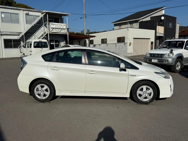 プリウス Ｓ　保証１年　修復歴無し　走行２．５万ｋ　千葉県ディーラー点検車　ＨＤＤナビ　Ｂｌｕｅｔｏｏｔｈ　ワンセグＴＶ　バックカメラ　ＥＴＣ　車両取説　業者内装クリーニング　スマートキー２つ　関東仕入れサビ無し（12枚目）