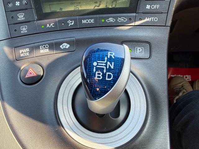 プリウス Ｓ　保証１年　修復歴無し　走行２．５万ｋ　千葉県ディーラー点検車　ＨＤＤナビ　Ｂｌｕｅｔｏｏｔｈ　ワンセグＴＶ　バックカメラ　ＥＴＣ　車両取説　業者内装クリーニング　スマートキー２つ　関東仕入れサビ無し（27枚目）