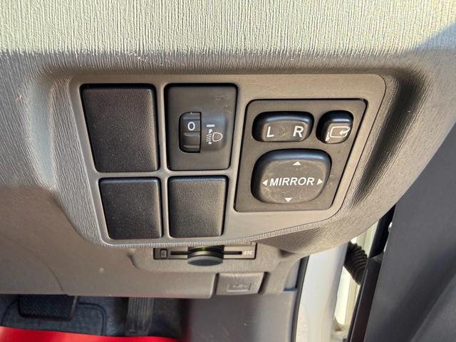 プリウス Ｓ　保証１年　修復歴無し　走行２．５万ｋ　千葉県ディーラー点検車　ＨＤＤナビ　Ｂｌｕｅｔｏｏｔｈ　ワンセグＴＶ　バックカメラ　ＥＴＣ　車両取説　業者内装クリーニング　スマートキー２つ　関東仕入れサビ無し（30枚目）