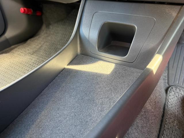 プリウス Ｓ　保証１年　修復歴無し　走行２．５万ｋ　千葉県ディーラー点検車　ＨＤＤナビ　Ｂｌｕｅｔｏｏｔｈ　ワンセグＴＶ　バックカメラ　ＥＴＣ　車両取説　業者内装クリーニング　スマートキー２つ　関東仕入れサビ無し（34枚目）