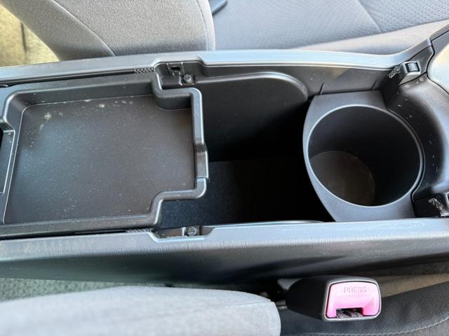 プリウス Ｓ　保証１年　修復歴無し　走行２．５万ｋ　千葉県ディーラー点検車　ＨＤＤナビ　Ｂｌｕｅｔｏｏｔｈ　ワンセグＴＶ　バックカメラ　ＥＴＣ　車両取説　業者内装クリーニング　スマートキー２つ　関東仕入れサビ無し（36枚目）