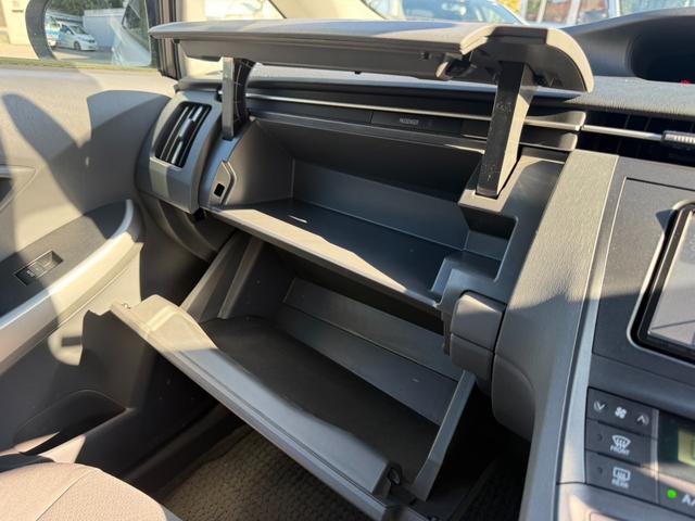 プリウス Ｓ　保証１年　修復歴無し　走行２．５万ｋ　千葉県ディーラー点検車　ＨＤＤナビ　Ｂｌｕｅｔｏｏｔｈ　ワンセグＴＶ　バックカメラ　ＥＴＣ　車両取説　業者内装クリーニング　スマートキー２つ　関東仕入れサビ無し（40枚目）