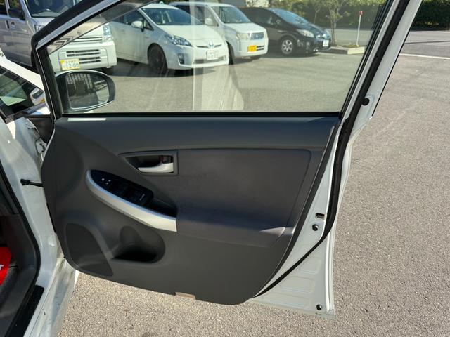 プリウス Ｓ　保証１年　修復歴無し　走行２．５万ｋ　千葉県ディーラー点検車　ＨＤＤナビ　Ｂｌｕｅｔｏｏｔｈ　ワンセグＴＶ　バックカメラ　ＥＴＣ　車両取説　業者内装クリーニング　スマートキー２つ　関東仕入れサビ無し（50枚目）