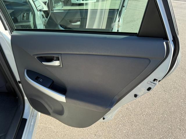 プリウス Ｓ　保証１年　修復歴無し　走行２．５万ｋ　千葉県ディーラー点検車　ＨＤＤナビ　Ｂｌｕｅｔｏｏｔｈ　ワンセグＴＶ　バックカメラ　ＥＴＣ　車両取説　業者内装クリーニング　スマートキー２つ　関東仕入れサビ無し（51枚目）