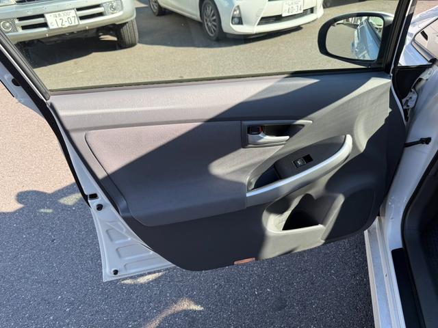 プリウス Ｓ　保証１年　修復歴無し　走行２．５万ｋ　千葉県ディーラー点検車　ＨＤＤナビ　Ｂｌｕｅｔｏｏｔｈ　ワンセグＴＶ　バックカメラ　ＥＴＣ　車両取説　業者内装クリーニング　スマートキー２つ　関東仕入れサビ無し（52枚目）