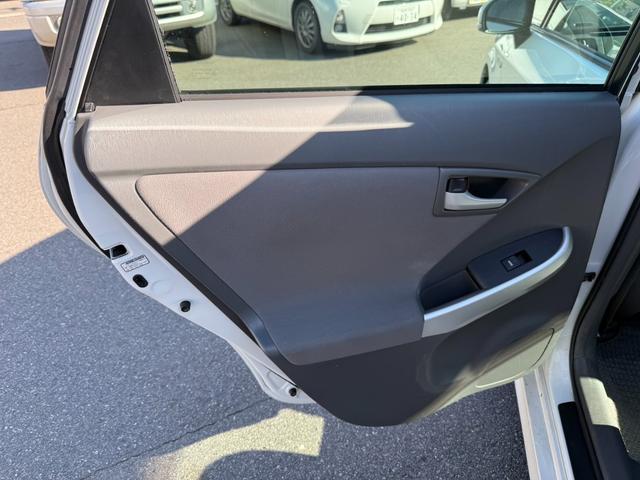 プリウス Ｓ　保証１年　修復歴無し　走行２．５万ｋ　千葉県ディーラー点検車　ＨＤＤナビ　Ｂｌｕｅｔｏｏｔｈ　ワンセグＴＶ　バックカメラ　ＥＴＣ　車両取説　業者内装クリーニング　スマートキー２つ　関東仕入れサビ無し（53枚目）