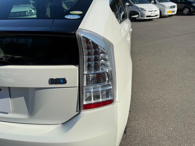 プリウス Ｓ　保証１年　修復歴無し　走行２．５万ｋ　千葉県ディーラー点検車　ＨＤＤナビ　Ｂｌｕｅｔｏｏｔｈ　ワンセグＴＶ　バックカメラ　ＥＴＣ　車両取説　業者内装クリーニング　スマートキー２つ　関東仕入れサビ無し（66枚目）