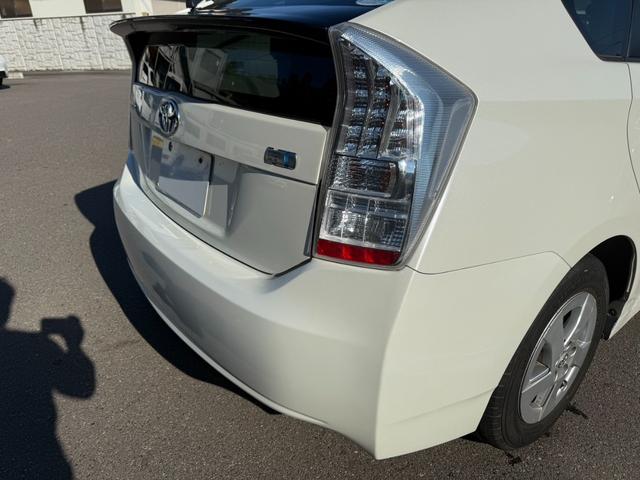 プリウス Ｓ　保証１年　修復歴無し　走行２．５万ｋ　千葉県ディーラー点検車　ＨＤＤナビ　Ｂｌｕｅｔｏｏｔｈ　ワンセグＴＶ　バックカメラ　ＥＴＣ　車両取説　業者内装クリーニング　スマートキー２つ　関東仕入れサビ無し（74枚目）