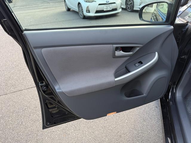 プリウス Ｓ　ハイブリッドバッテリーリビルト交換済　保証１年　修復歴無し　ディーラー点検車　ＨＤＤナビ　フルセグＴＶ　ＥＴＣ　寒冷地仕様　エンジンスターター　車両取説　業者内装クリーニング　スマートキー２つ（52枚目）