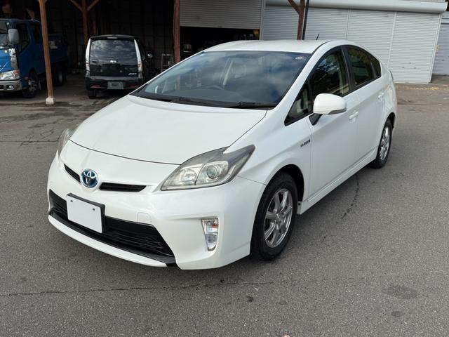 プリウス Ｓ　保証１年　修復歴無し　後期型　走行９．３万ｋ　ディーラー点検車　ＳＤナビ　ＡＵＸ　ワンセグＴＶ　バックカメラ　ＥＴＣ　車両取説　業者内装クリーニング　スマートキー　２０２１年製ダンロップスタッドレス（3枚目）