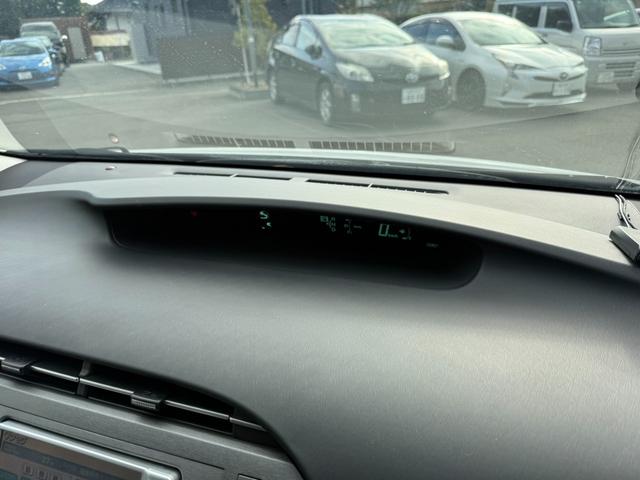 プリウス Ｓ　保証１年　修復歴無し　後期型　走行９．３万ｋ　ディーラー点検車　ＳＤナビ　ＡＵＸ　ワンセグＴＶ　バックカメラ　ＥＴＣ　車両取説　業者内装クリーニング　スマートキー　２０２１年製ダンロップスタッドレス（18枚目）