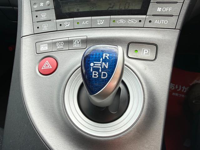 プリウス Ｓ　保証１年　修復歴無し　後期型　走行９．３万ｋ　ディーラー点検車　ＳＤナビ　ＡＵＸ　ワンセグＴＶ　バックカメラ　ＥＴＣ　車両取説　業者内装クリーニング　スマートキー　２０２１年製ダンロップスタッドレス（27枚目）