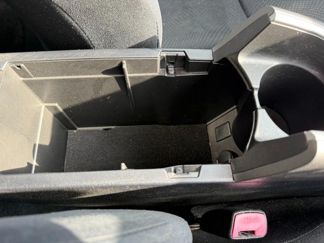 プリウス Ｓ　保証１年　修復歴無し　後期型　走行９．３万ｋ　ディーラー点検車　ＳＤナビ　ＡＵＸ　ワンセグＴＶ　バックカメラ　ＥＴＣ　車両取説　業者内装クリーニング　スマートキー　２０２１年製ダンロップスタッドレス（36枚目）