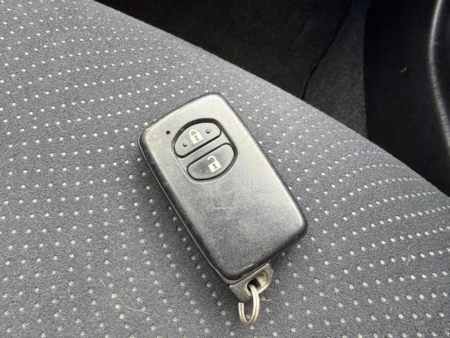 プリウス Ｓ　保証１年　修復歴無し　後期型　走行９．３万ｋ　ディーラー点検車　ＳＤナビ　ＡＵＸ　ワンセグＴＶ　バックカメラ　ＥＴＣ　車両取説　業者内装クリーニング　スマートキー　２０２１年製ダンロップスタッドレス（43枚目）