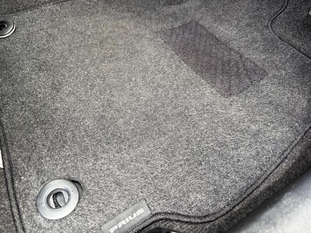 プリウス Ｓ　保証１年　修復歴無し　後期型　走行９．３万ｋ　ディーラー点検車　ＳＤナビ　ＡＵＸ　ワンセグＴＶ　バックカメラ　ＥＴＣ　車両取説　業者内装クリーニング　スマートキー　２０２１年製ダンロップスタッドレス（45枚目）