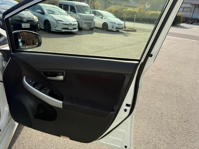 プリウス Ｓ　保証１年　修復歴無し　後期型　走行９．３万ｋ　ディーラー点検車　ＳＤナビ　ＡＵＸ　ワンセグＴＶ　バックカメラ　ＥＴＣ　車両取説　業者内装クリーニング　スマートキー　２０２１年製ダンロップスタッドレス（52枚目）